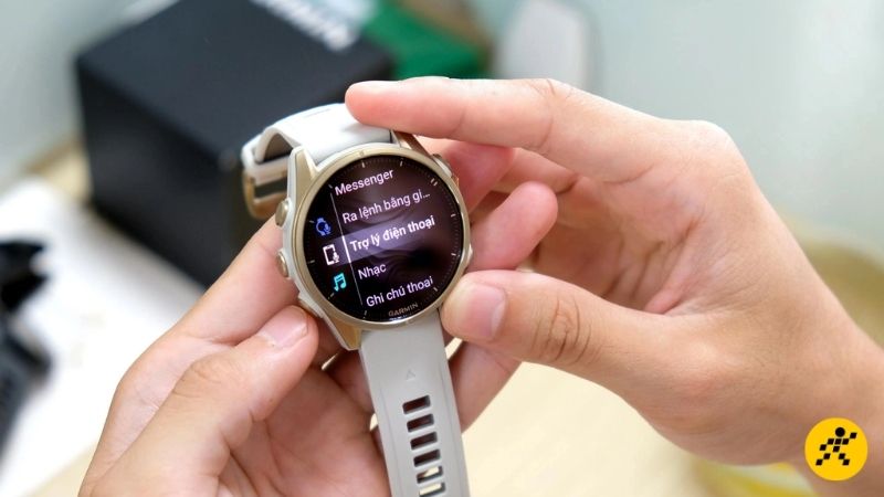 Bấm giữ nút kích hoạt Trợ lý ảo trên đồng hồ, sau đó đưa ra câu lệnh tương ứng để sử dụng chức năng ghi âm Bấm giữ nút kích hoạt Trợ lý ảo trên đồng hồ, sau đó đưa ra câu lệnh tương ứng để sử dụng chức năng ghi âm