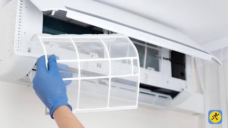 Tháo mặt nạ ngoài và lưới lọc bụi mang đi rửa sạch