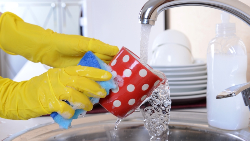 Sử dụng găng tay cao su khi tiếp xúc với hóa chất dọn dẹp Sử dụng găng tay cao su khi tiếp xúc với hóa chất dọn dẹp