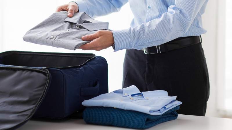 Sử dụng mặt phẳng sạch để đặt và vuốt phẳng áo vest Sử dụng mặt phẳng sạch để đặt và vuốt phẳng áo vest