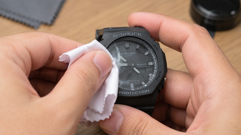 Lau mặt kính G-SHOCK để kiểm tra hơi nước bên ngoài Lau mặt kính G-SHOCK để kiểm tra hơi nước bên ngoài