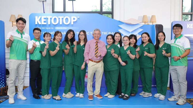 Dược sĩ An Khang chụp ảnh lưu niệm cùng TS.BS. Tăng Hà Nam Anh tại chương trình đào tạo chuyên môn về tối ưu kiểm soát viêm - phù nề - đau trong thực hành tư vấn tại nhà thuốc. Dược sĩ An Khang chụp ảnh lưu niệm cùng TS.BS. Tăng Hà Nam Anh tại chương trình đào tạo chuyên môn về tối ưu kiểm soát viêm - phù nề - đau trong thực hành tư vấn tại nhà thuốc.