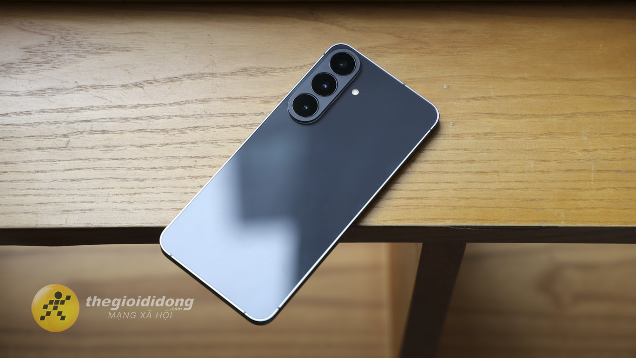 Thân máy sử dụng mặt lưng kính Corning Gorilla Glass Victus+ Thân máy sử dụng mặt lưng kính Corning Gorilla Glass Victus+