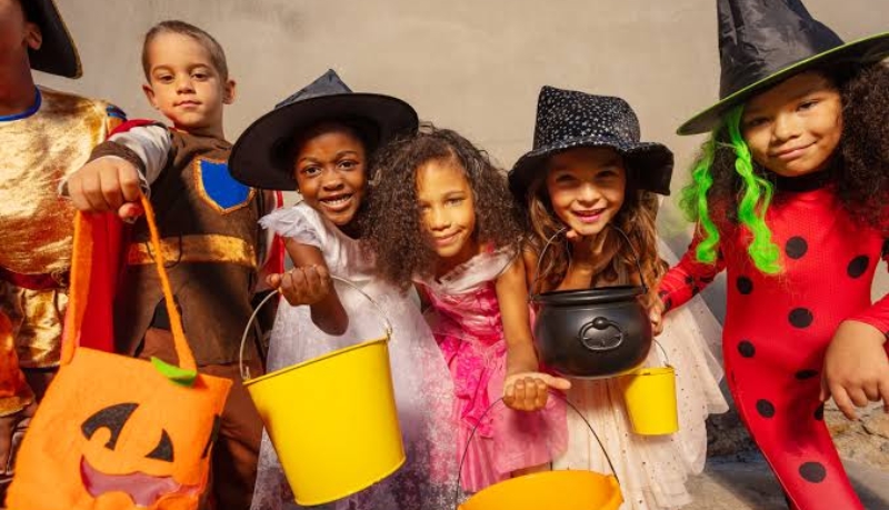 Ý nghĩa của hoạt động ăn kẹo Halloween là sự kết nối cộng đồng Ý nghĩa của hoạt động ăn kẹo Halloween là sự kết nối cộng đồng