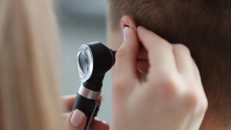 Bác sĩ sẽ tiến hành kiểm tra tai để tìm nguyên nhân gây ù tai Bác sĩ sẽ tiến hành kiểm tra tai để tìm nguyên nhân gây ù tai