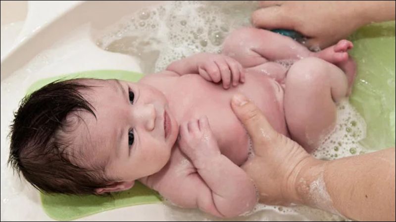Tránh các chất tẩy rửa mạnh giúp trẻ giảm nguy cơ bùng phát đợt cấp