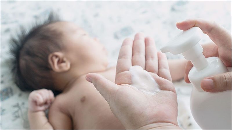 Bôi sữa tắm ngay cho bé sau khi tắm giúp giữ độ ẩm cho da