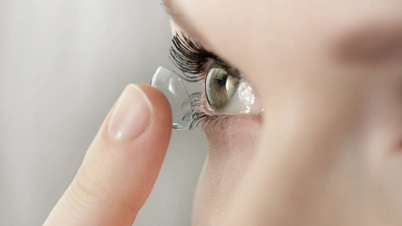 Người sử dụng kính áp tròng thường xuyên có nguy cơ cao bị viêm giác mạc Người sử dụng kính áp tròng thường xuyên có nguy cơ cao bị viêm giác mạc
