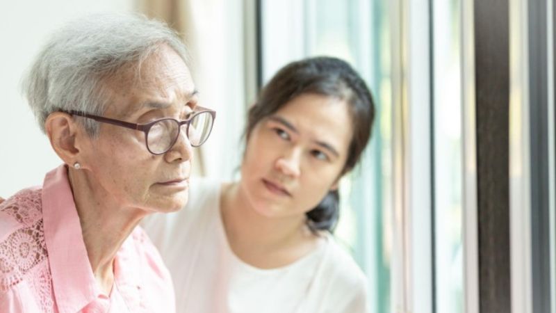 Bệnh nhân Alzheimer nặng thường phụ thuộc hoàn toàn vào sự chăm sóc của người khác Bệnh nhân Alzheimer nặng thường phụ thuộc hoàn toàn vào sự chăm sóc của người khác