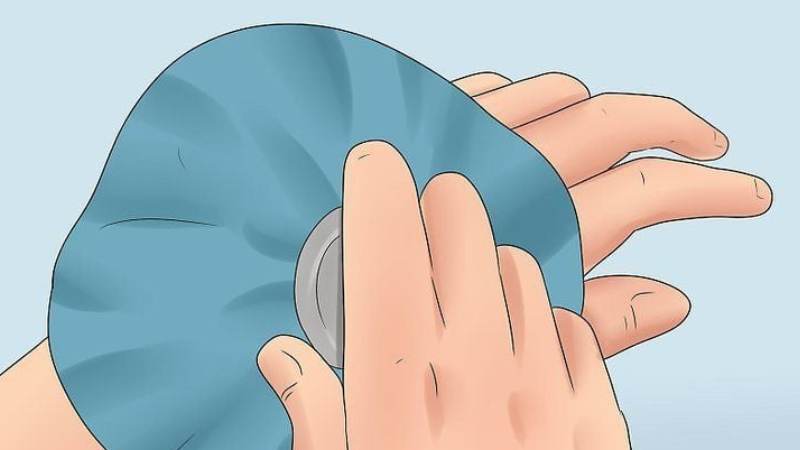 Chườm lạnh giúp làm dịu vùng da bị ngứa