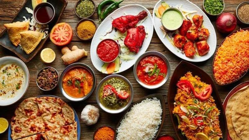 Khi nổi mề đay nên tránh tiêu thụ thực phẩm cay nóng, nhiều dầu mỡ