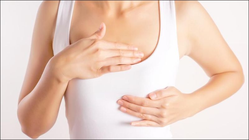 Tổn thương mô do áp xe hay phẫu thuật cắt lọc có thể khiến ngực không đối xứng