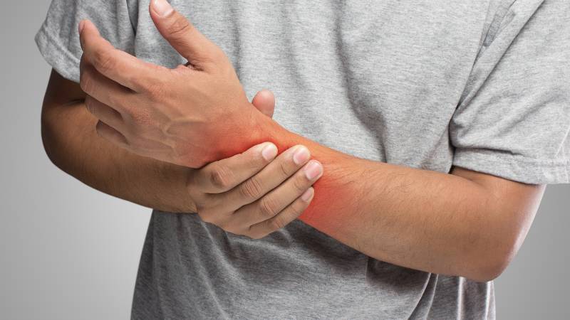 Đau khớp là biểu hiện thường gặp ở người mắc viêm mao mạch dị ứng Đau khớp là biểu hiện thường gặp ở người mắc viêm mao mạch dị ứng