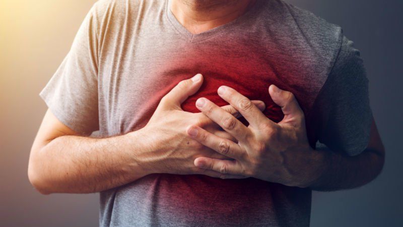 Người bệnh tăng huyết áp nên đến gặp bác sĩ ngay khi đau tức ngực dữ dội