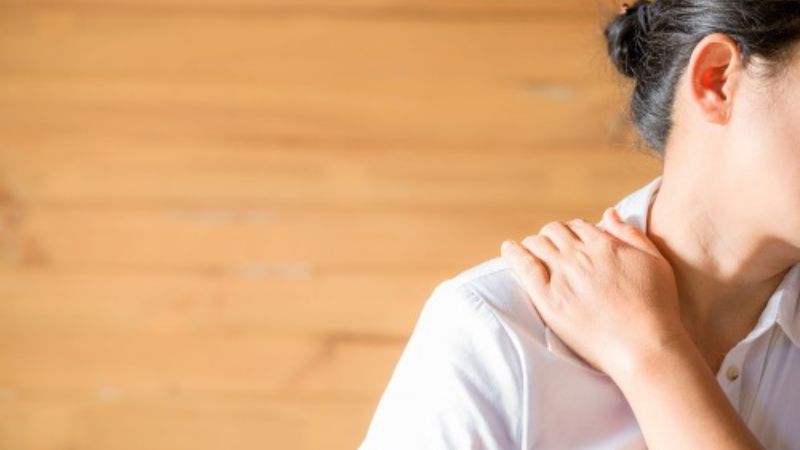 Bạn nên đến gặp bác sĩ khi vai đau kéo dài Bạn nên đến gặp bác sĩ khi vai đau kéo dài