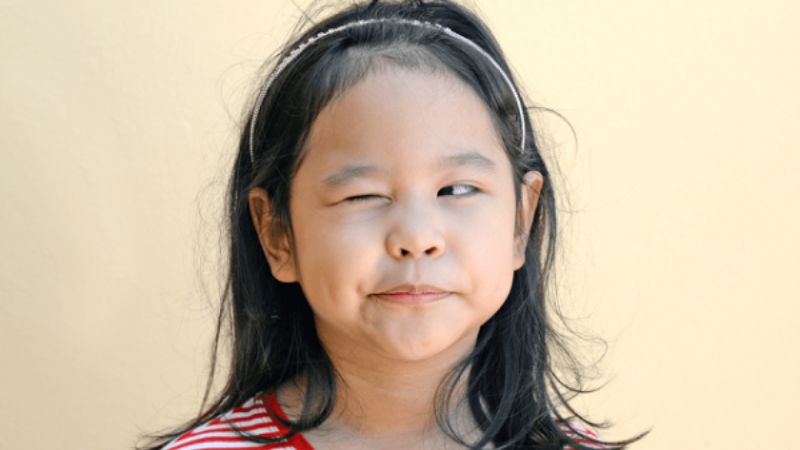 Nheo mắt là triệu chứng hay gặp của nhược thị Nheo mắt là triệu chứng hay gặp của nhược thị