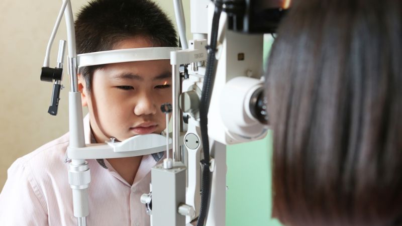 Khám mắt là một trong những bước không thể thiếu trong đánh giá nhược thị Khám mắt là một trong những bước không thể thiếu trong đánh giá nhược thị