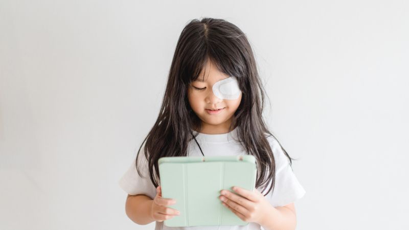 Đeo miếng dán mắt là phương pháp được ứng dụng để điều trị nhược thị Đeo miếng dán mắt là phương pháp được ứng dụng để điều trị nhược thị