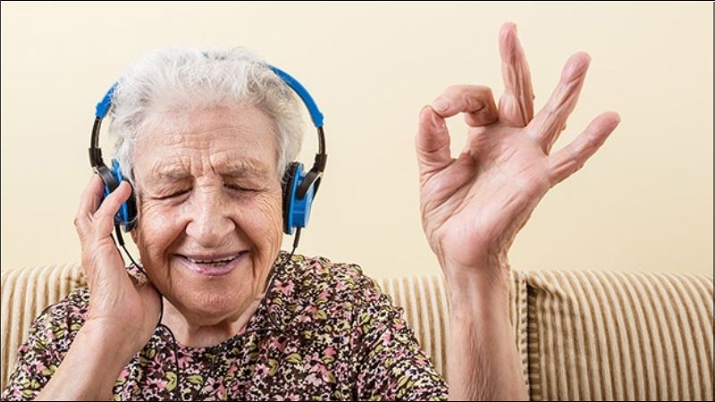 Nghe nhạc nhẹ nhàng giúp thư giãn và giảm triệu chứng sa sút trí tuệ Nghe nhạc nhẹ nhàng giúp thư giãn và giảm triệu chứng sa sút trí tuệ
