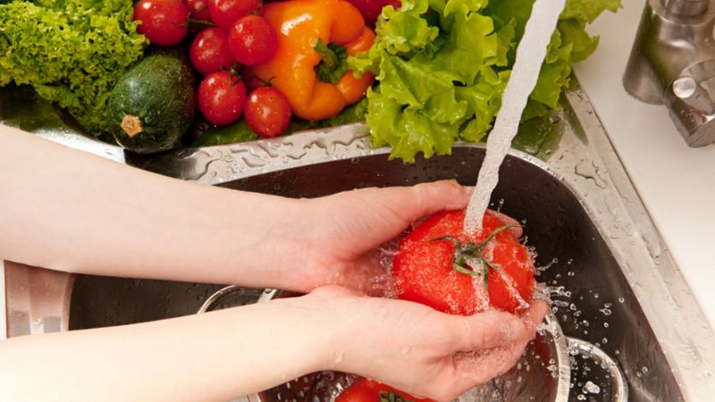 Bạn cần rửa kỹ rau củ quả trước khi ăn Bạn cần rửa kỹ rau củ quả trước khi ăn