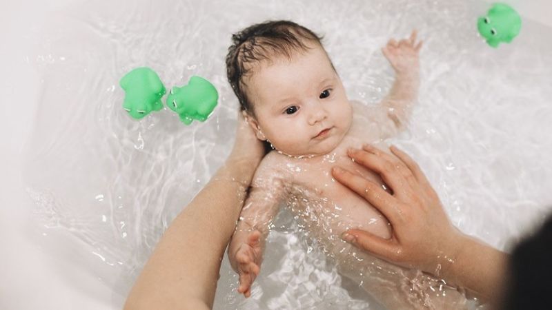Tắm rửa bằng sữa tắm dịu nhẹ, không chứa cồn, xà phòng để tránh gây kích ứng Tắm rửa bằng sữa tắm dịu nhẹ, không chứa cồn, xà phòng để tránh gây kích ứng