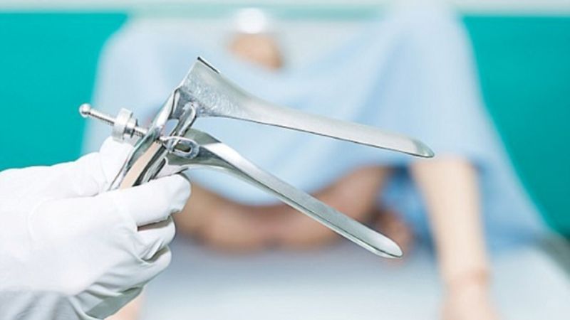 Khám âm đạo giúp chẩn đoán viêm teo âm đạo