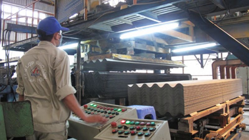 Công nhân làm trong nhà máy sản xuất vật liệu amiăng cần được trang bị bảo hộ