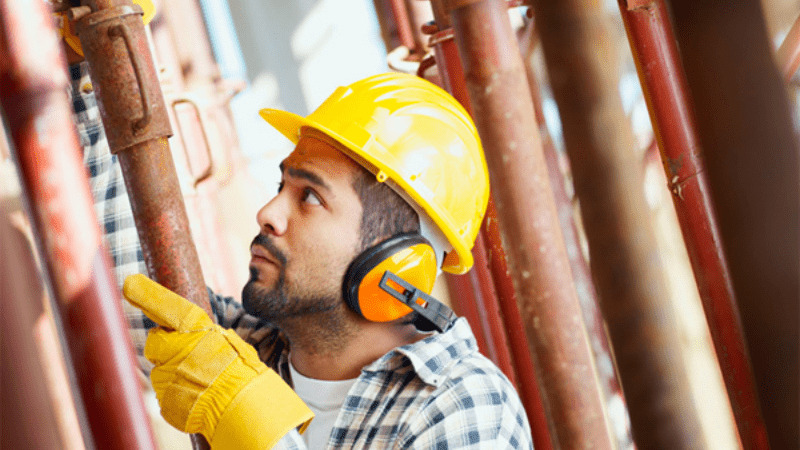 Đeo các thiết bị bảo vệ tai khi làm việc để tránh suy giảm thính lực