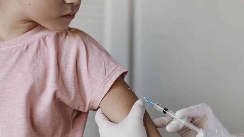 Tiêm phòng vaccine định kỳ có thể giúp phòng ngừa viêm phổi do virus
