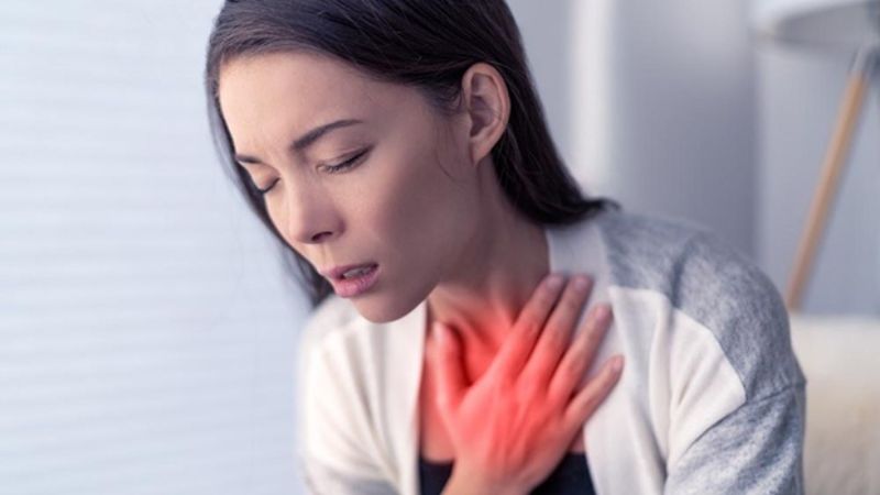 Khi đau đầu kèm theo khó thở, người bệnh nên nhanh chóng đến các cơ sở để được điều trị
