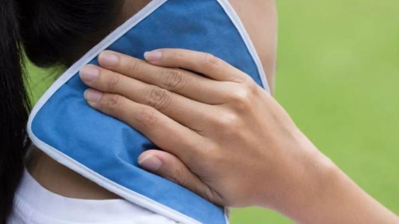 Chườm nóng cũng là một cách để giảm cơn đau đầu