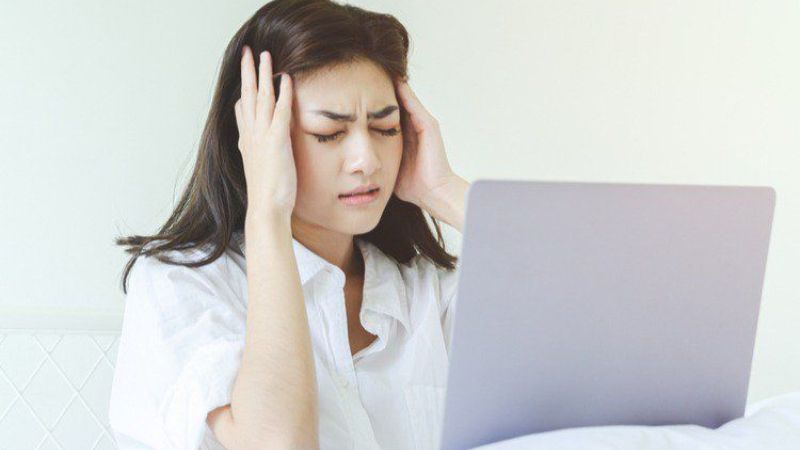 Đau đầu do căng thẳng điển hình là cơn đau âm ỉ