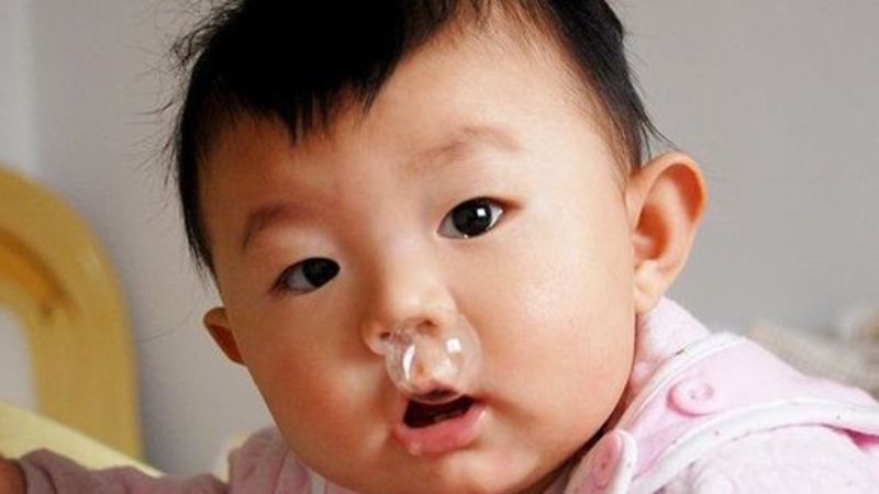 Ở giai đoạn đầu, trẻ thường xuất hiện chảy nước mũi 