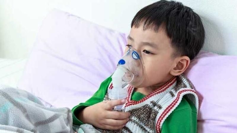 Khi xuất hiện khó thở, cha mẹ nên trẻ tới các cơ sở y tế để được thăm khám 