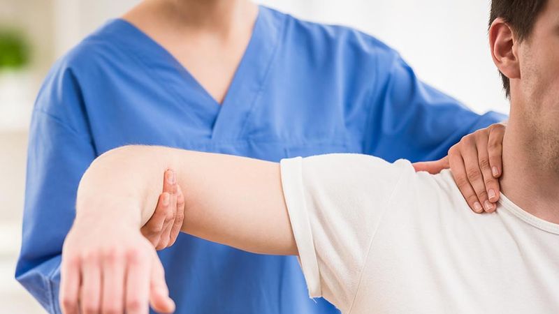 Vật lý trị liệu có thể giúp hồi phục trật khớp vai tái hồi
