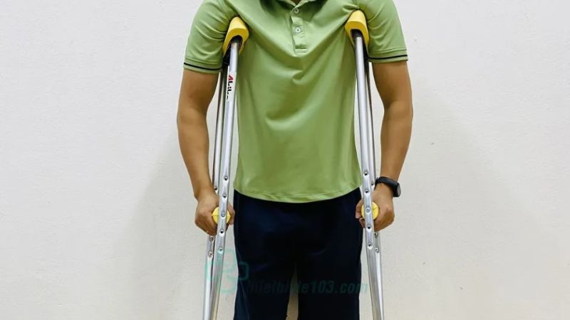 Người bệnh nên sử dụng nạng để đi lại trong những tháng đầu sau phẫu thuật Người bệnh nên sử dụng nạng để đi lại trong những tháng đầu sau phẫu thuật