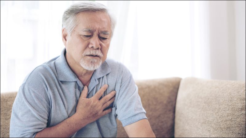 Khi túi phình có kích thước lớn cho thể gây ra triệu chứng đau ngực