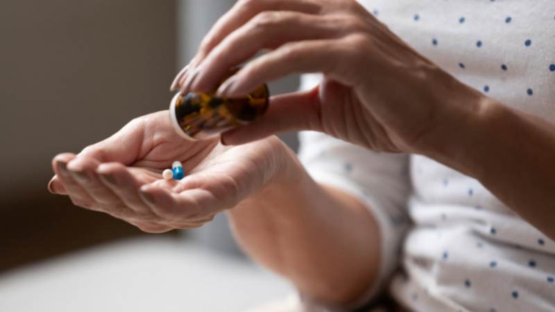 Bác sĩ sử dụng kháng sinh đường uống hoặc đường tiêm trong điều trị sùi mào gà ở lưỡi