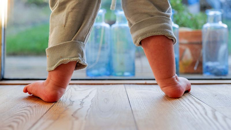 Bàn chân bẹt gây khó khăn trong di chuyển 