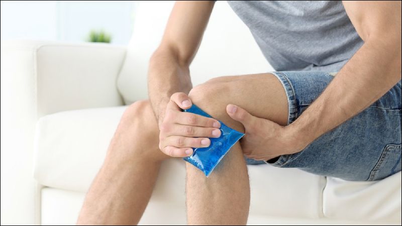 Chườm lạnh sau chấn thương phần mềm giúp giảm đau và sưng  