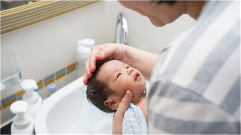 Trẻ sơ sinh bị viêm da dị ứng nên tắm nhanh bằng nước ấm