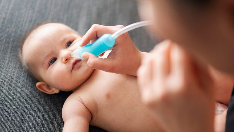 Cha mẹ nên tiến hành hút đờm cho trẻ thường xuyên