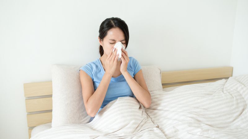 Hắt xì hơi là triệu chứng thường gặp của cảm lạnh Hắt xì hơi là triệu chứng thường gặp của cảm lạnh