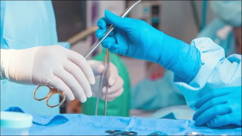 Bác sĩ chỉ định phẫu thuật khi vết loét nặng, khó lành hoặc có nguy cơ biến chứng
