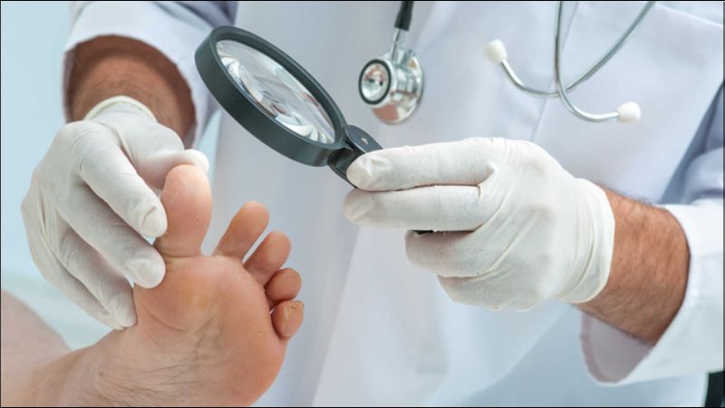 Người bệnh cần chăm sóc và kiểm tra bàn chân hằng ngày để phát hiện dấu hiệu bất thường