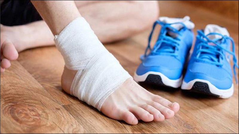 Đi giày chật, cọ xát, kích ứng hoặc chân trần có thể ra các vết thương nhỏ ở bàn chân