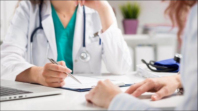 Hãy đến gặp bác sĩ để được thăm khám và điều trị khi xuất hiện các triệu chứng thiếu selen
