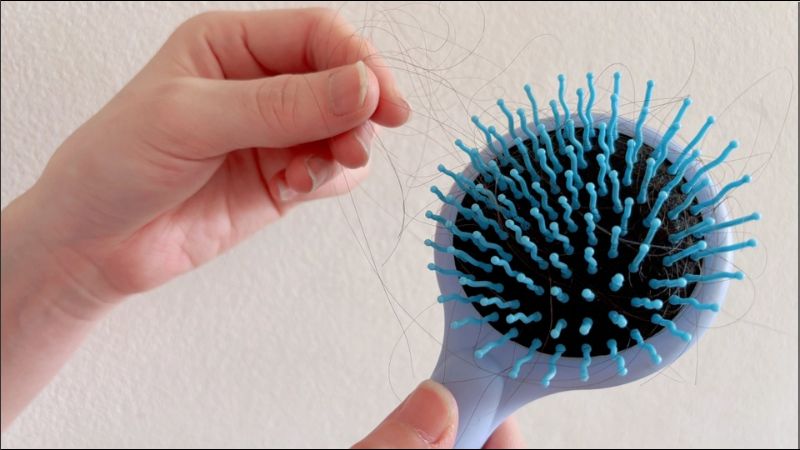 Rụng tóc là một trong những dấu hiệu khi thiếu selen