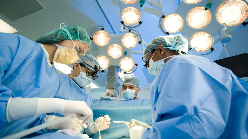 Phẫu thuật có thể giúp điều chỉnh dáng chân cho trẻ