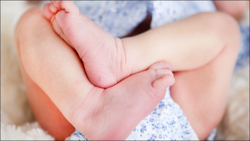 Theo dõi sự thay đổi dáng chân của trẻ để phát hiện và dự phòng sớm cho trẻ